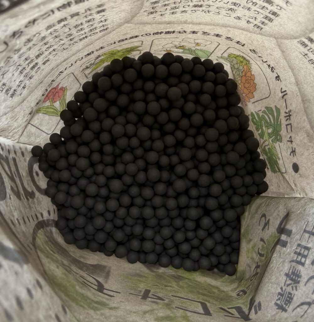 チャコボール（炭とセラミックを原料とした人工用土）の写真