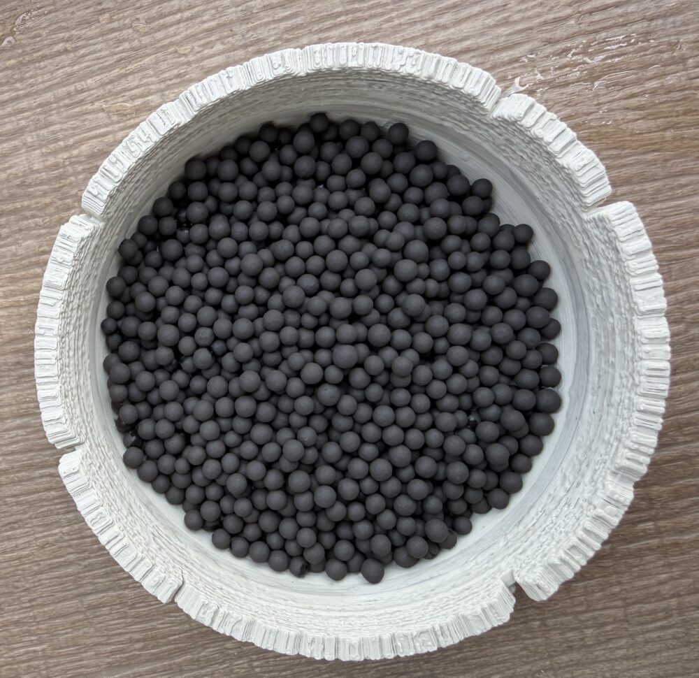 発根管理に使う鉢受け皿にチャコボールを入れた様子