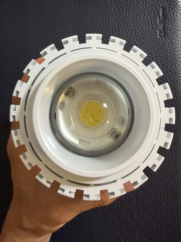 COB LED 20Wを正面から見たレンズ面の写真