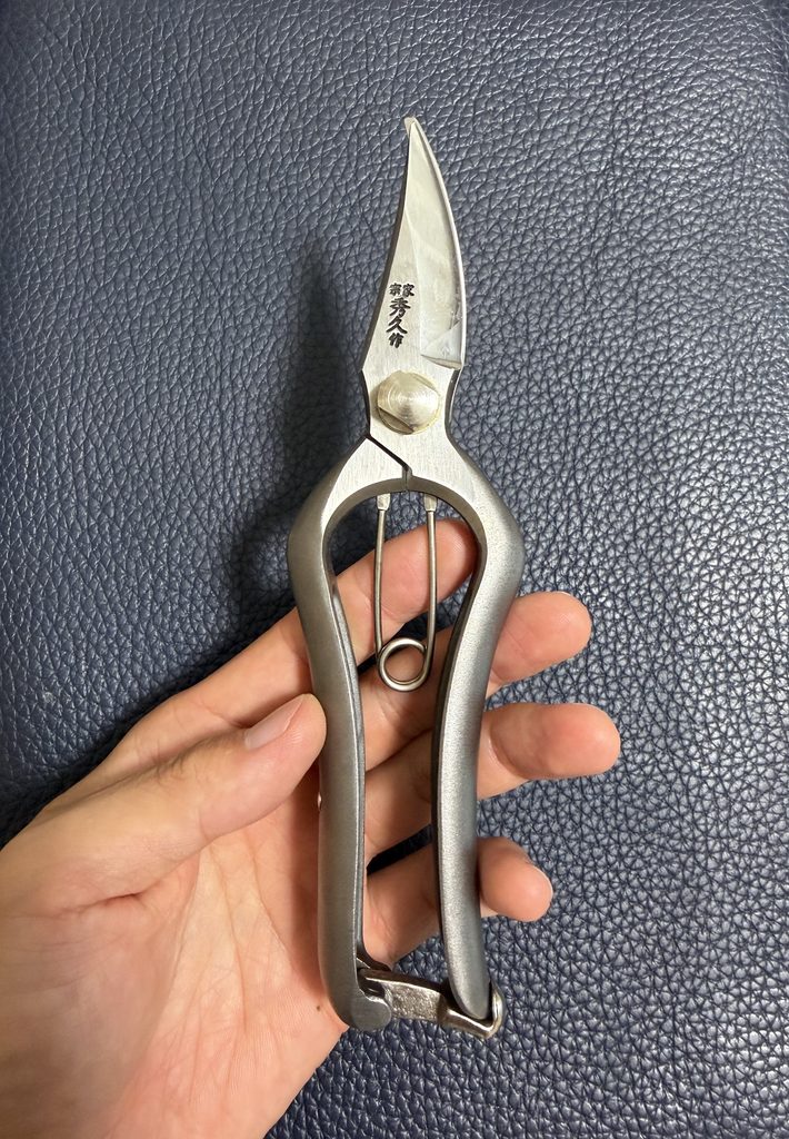 外山刃物T-519を手に持った開封時の写真